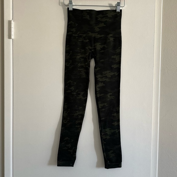 NWT SPANX Look at Me Now Seamless High-Waisted Camo Leggings Green Women’s sz M - Picture 9 of 9